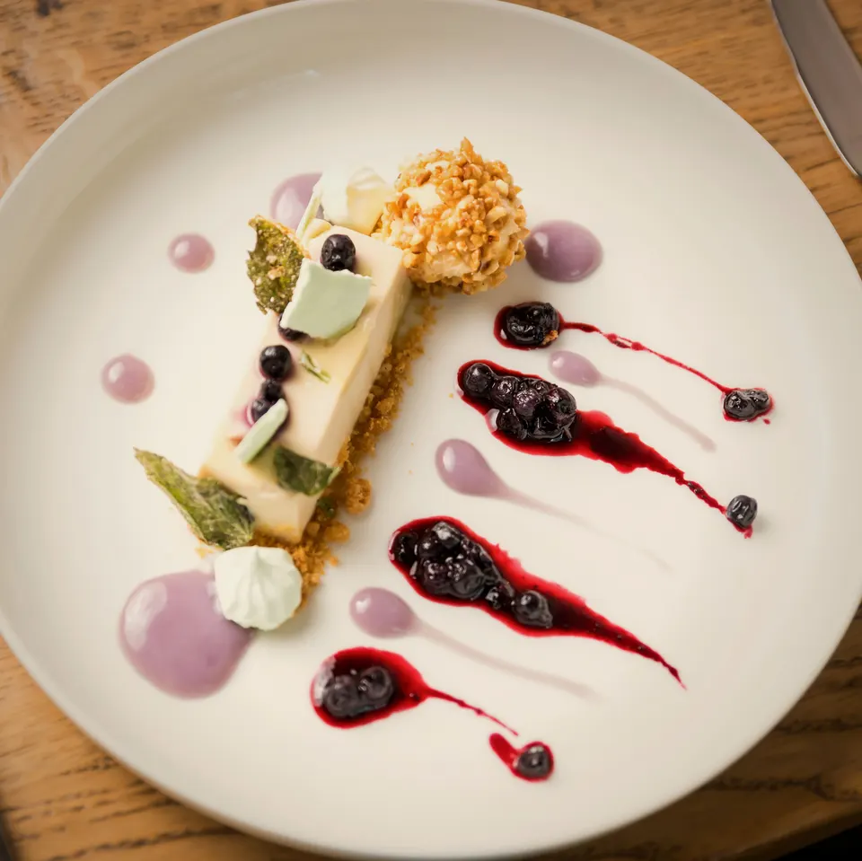 Dessert mit Beerenspiegel, von oben