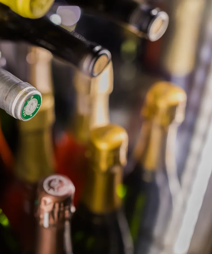Flaschenhälse im Weinschrank