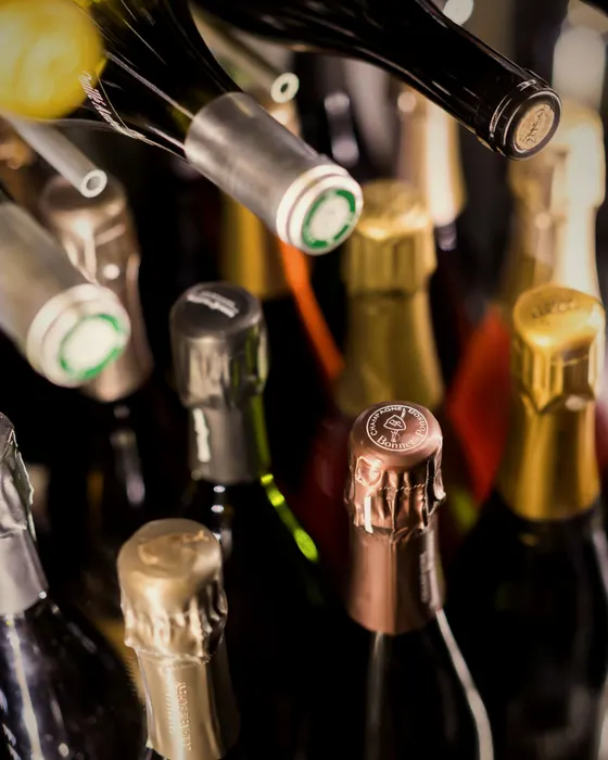Flaschenhälse und Kapseln im Weinregal