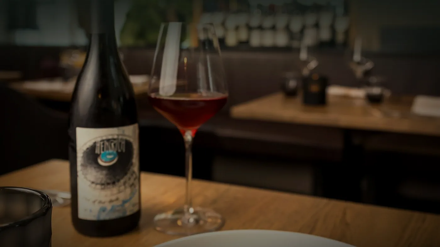 Ein Glas Rotwein im Kerzenlicht