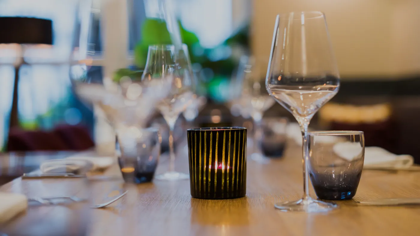 Gedeckter Tisch mit Weingläsern und einem Windlicht