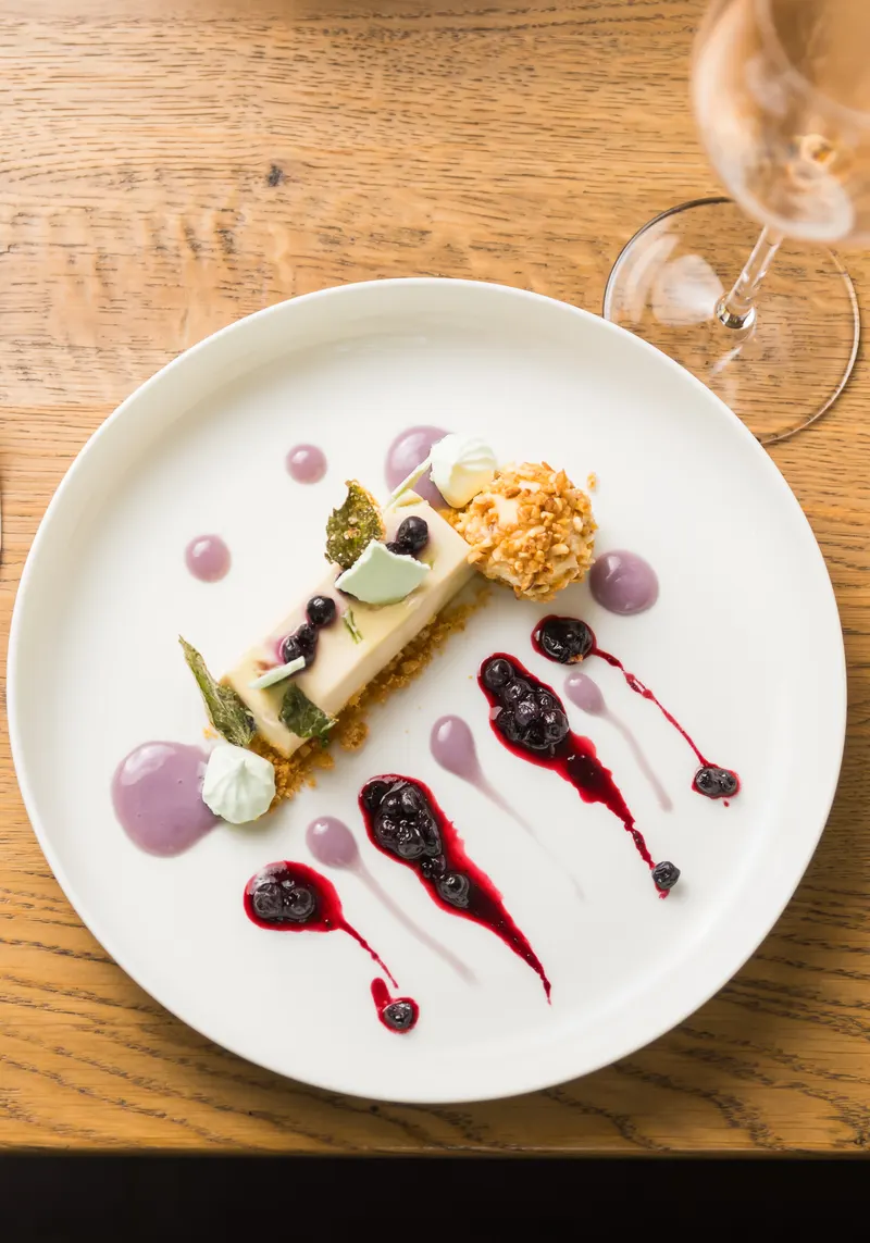 Ein Dessert mit Beerenspiegel, von oben