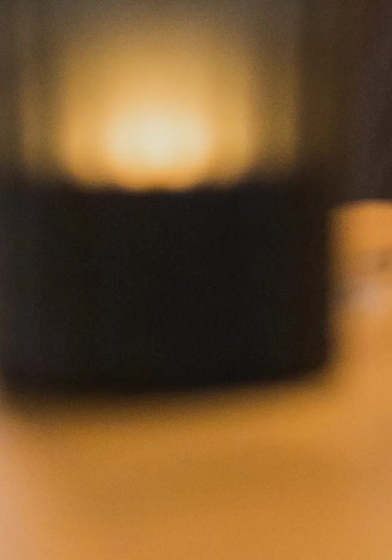 Ein brennendes Windlicht auf dem Holztisch