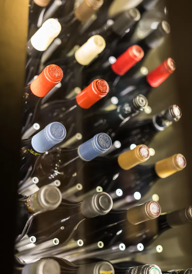 Flaschenhälse im Weinregal